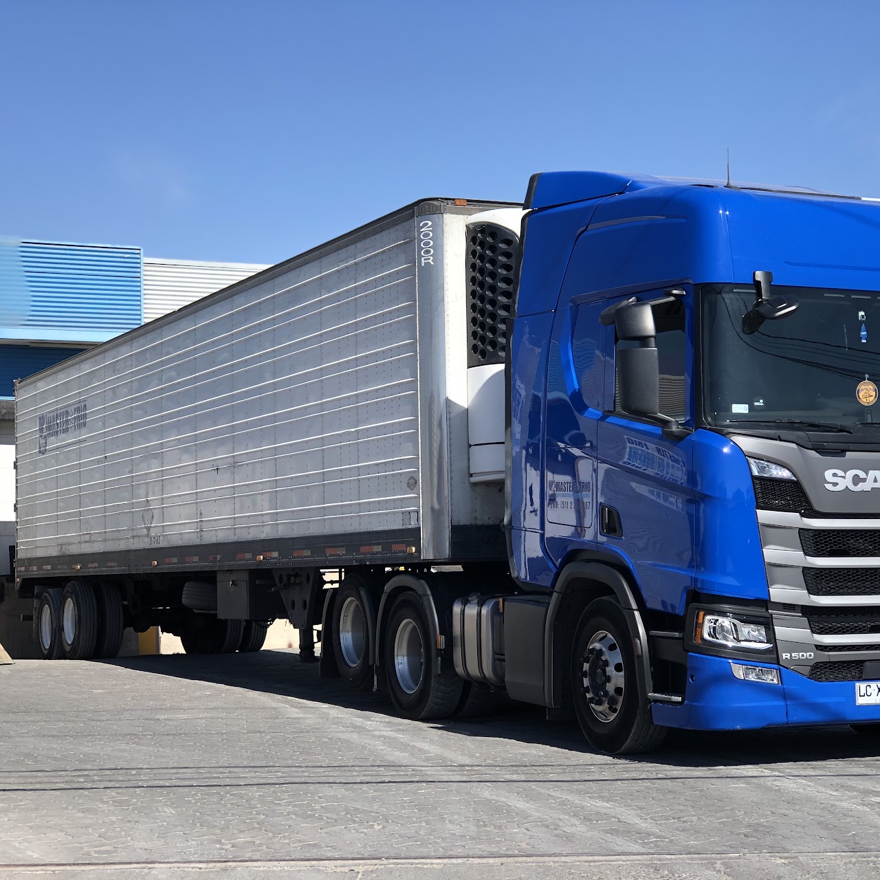 Camión azul Scania con caja refrigerada de Master Frío